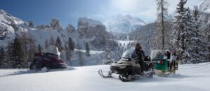 "The Great Dolomites Road" mit Schneemobil und Rodel erleben private Tour